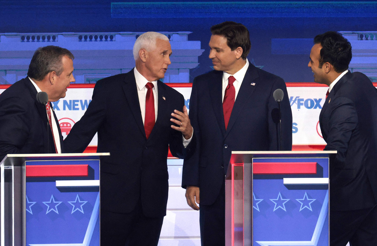 Chris Christie, Mike Pence, Ron DeSantis dan Vivek Ramaswamy di panel.  Gambar oleh Getty Images melalui AFP