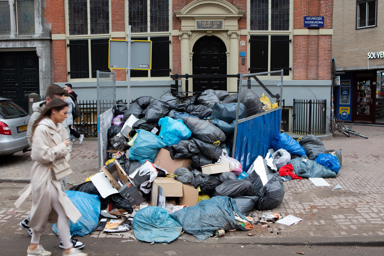 Vuilniszakken Bepalen Het Straatbeeld In Amsterdam | Het Parool