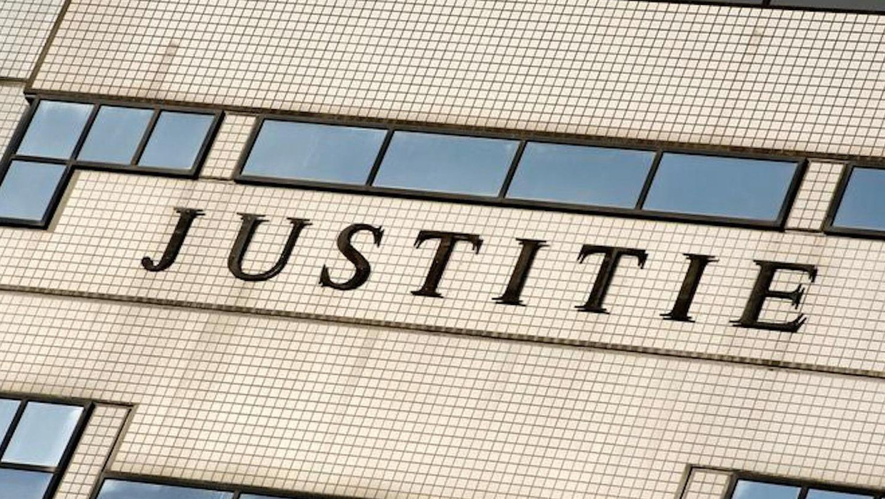 Volgens het OM moest het meisje wit poeder opsnuiven en een stukje van een blauwe pil innemen. Beeld anp