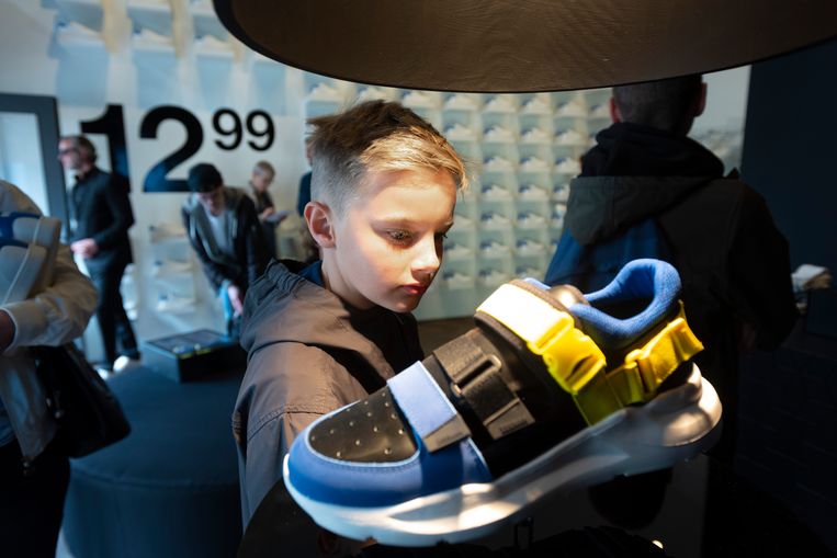 Sceptisch Uitgang kat In de rij voor sneakers van Zeeman | Het Parool