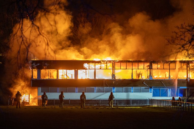 Brand verwoest oud clubhuis voetbalvereniging DWS in Amsterdam-Nieuw-West