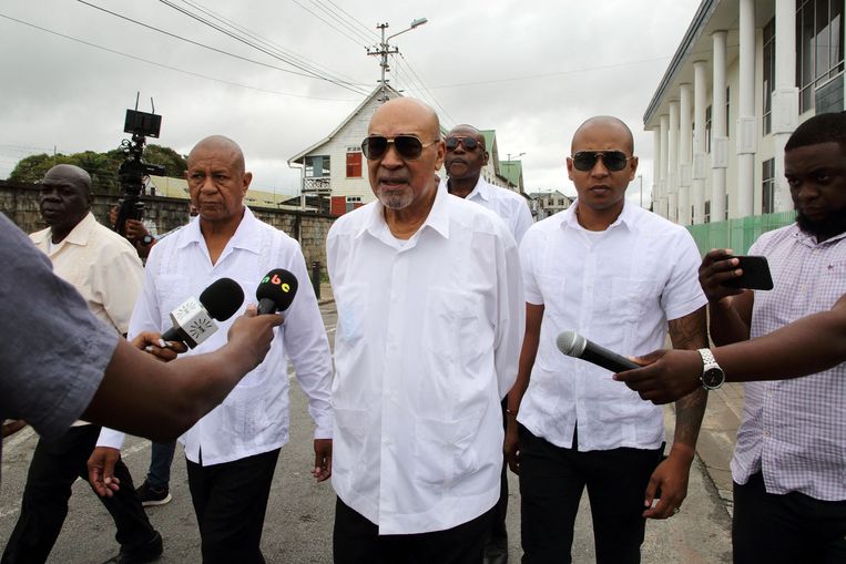 Veroordeelde Bouterse suggereert dat deal in de maak is, Surinaamse president ontkent