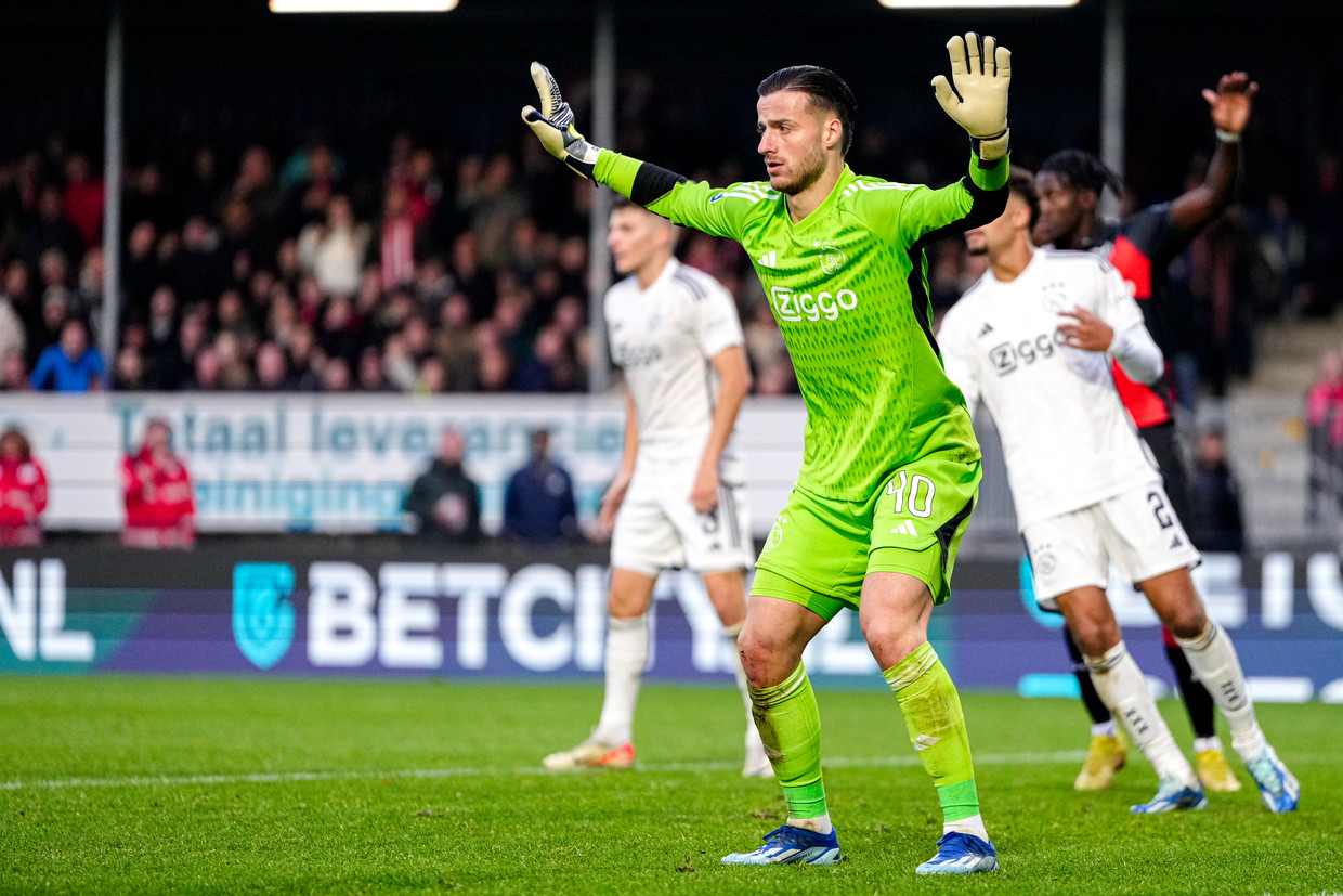 Ajaxkeeper Diant Ramaj, hier in de wedstrijd tegen Almere: ‘Als keeper mag je geen angst hebben.’ Beeld Getty Images