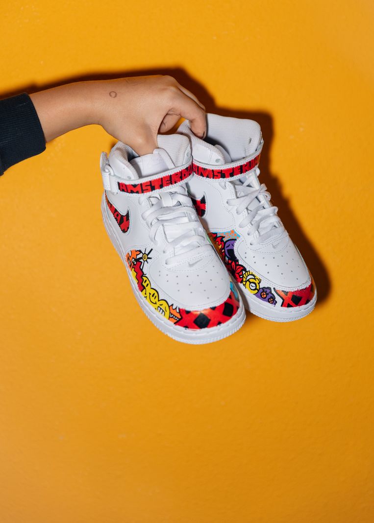 Moos (14) customizet sneakers: 'Straks zie schoenen in