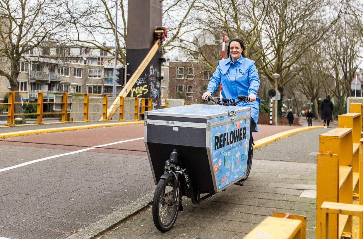 Ellyne Bierman op de bakfiets van haar ‘duurzame bloemenbieb’ Reflower. Beeld Eva Plevier