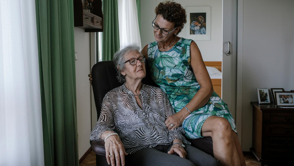 Mantel der liefde waarom zouden andere handen zijn vrouw helpen? foto afbeelding