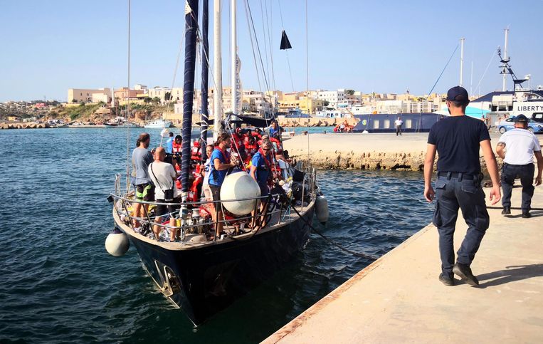 Sequestrata nel porto di Lampedusa un'imbarcazione con a bordo migranti