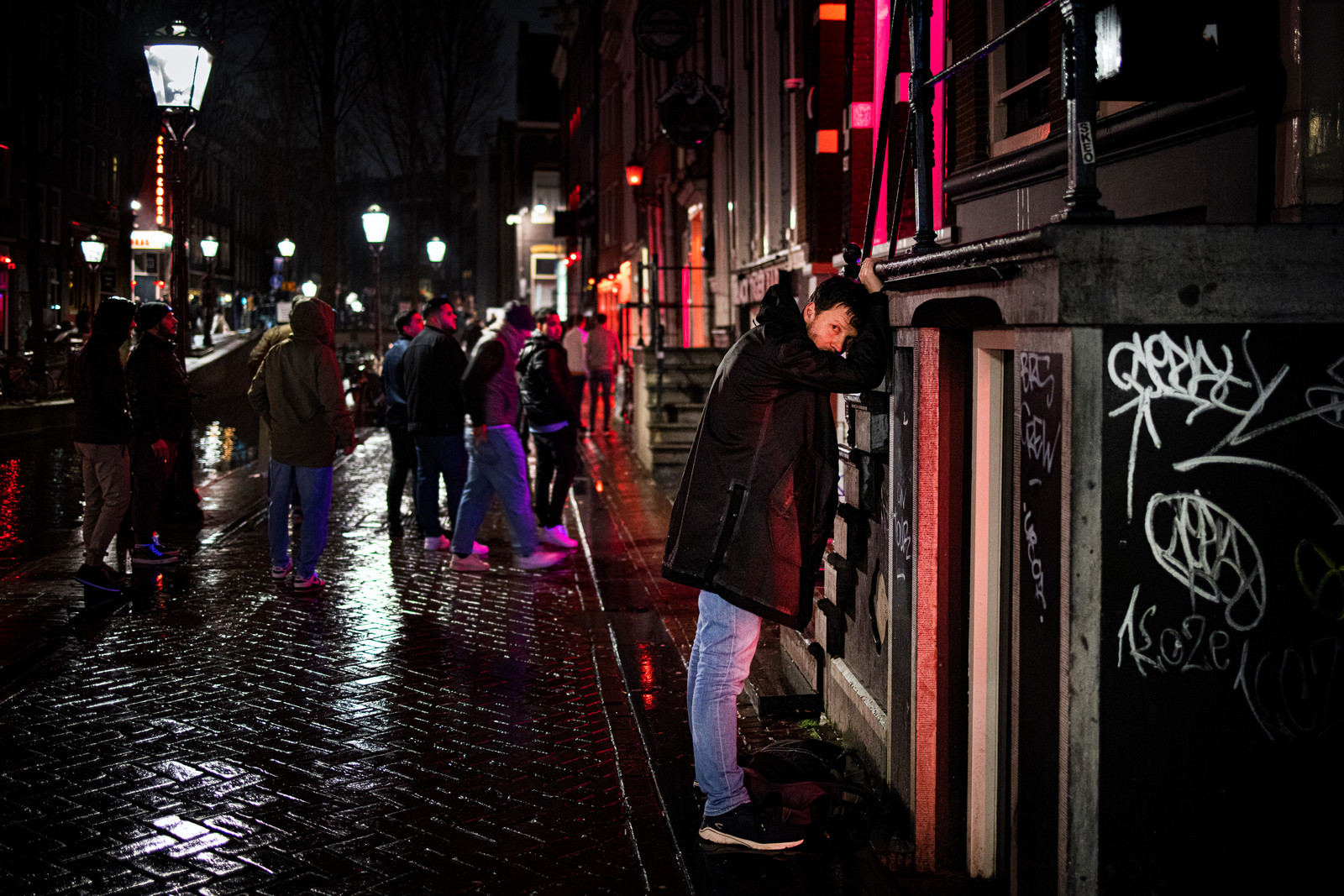 Met zo veel politie op straat neemt niemand op de Wallen om één uur s nachts risico Sorry mate, were closed afbeelding