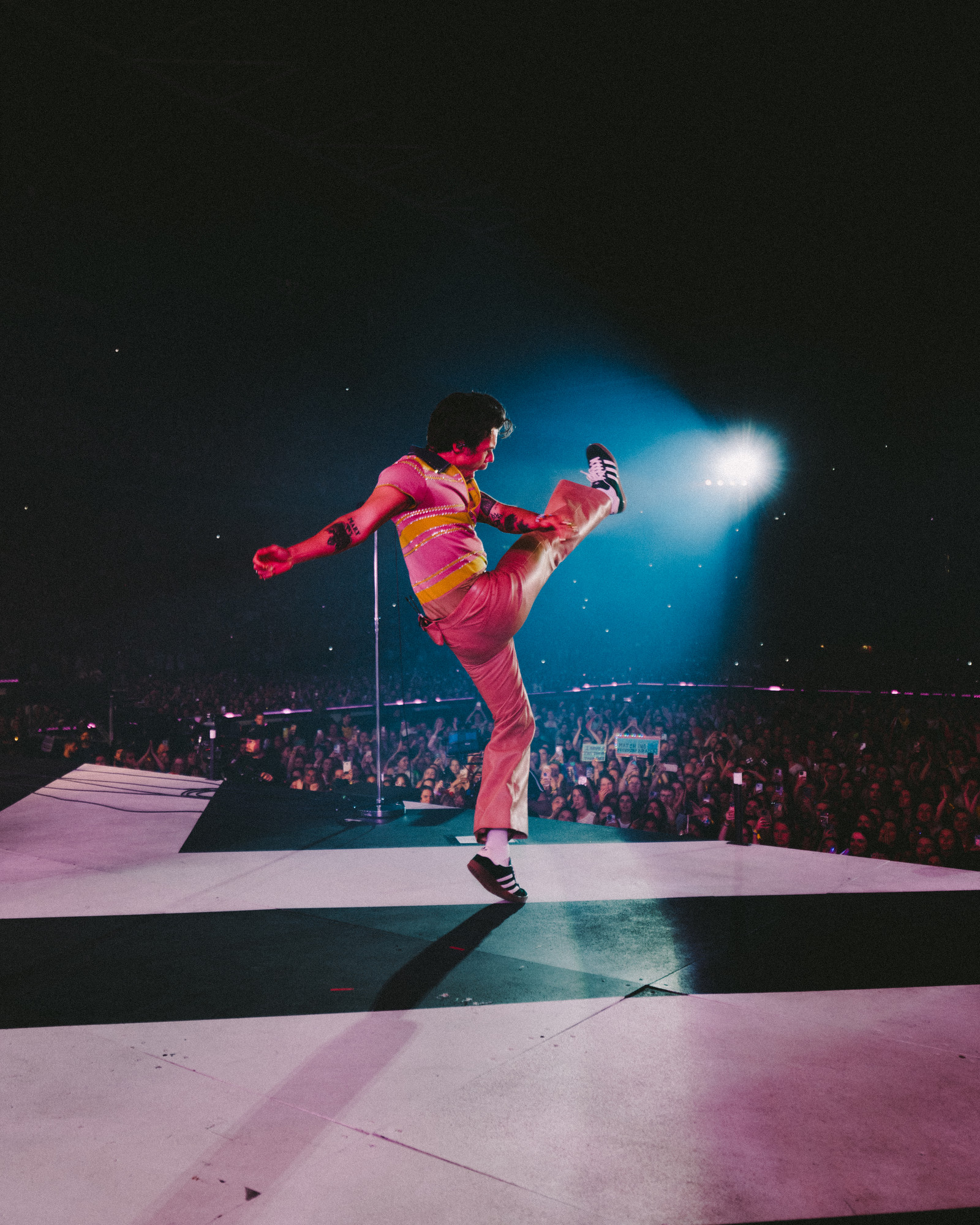 Recensie: Harry Styles Betovert De Johan Cruijff Arena Moeiteloos Met  Kwajongensachtige Energie En Liefde