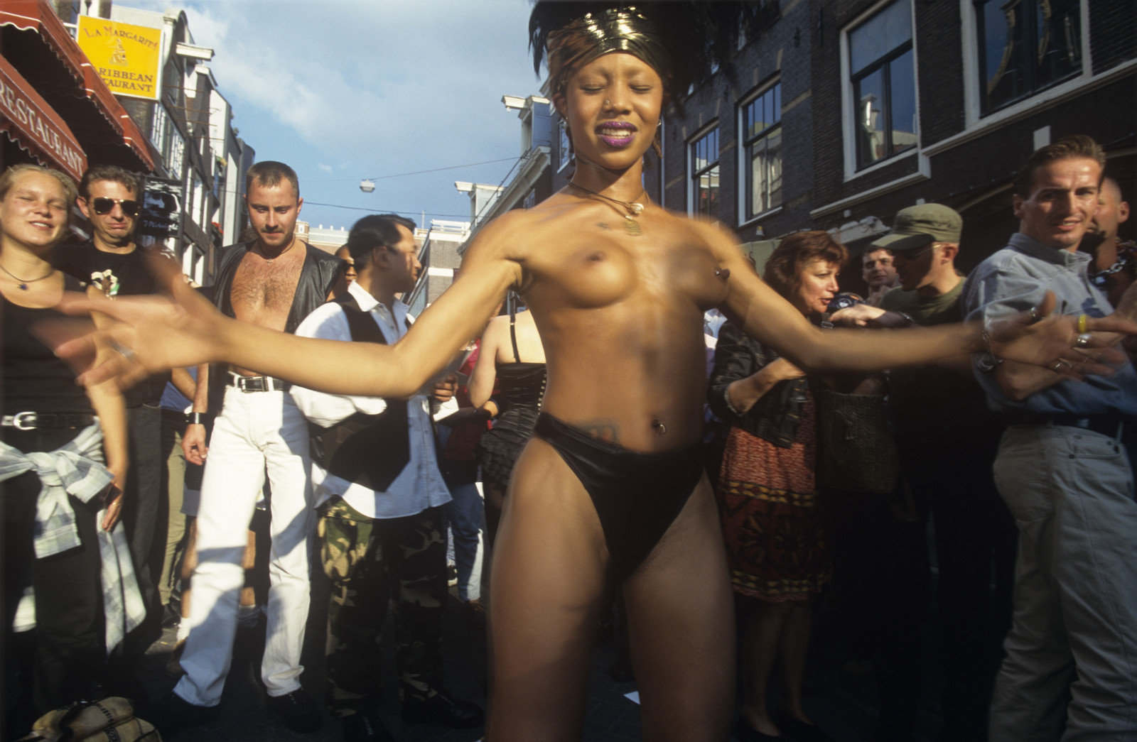 De eerste Pride in 1996 bloot mocht, maar geen seks Het Parool foto afbeelding