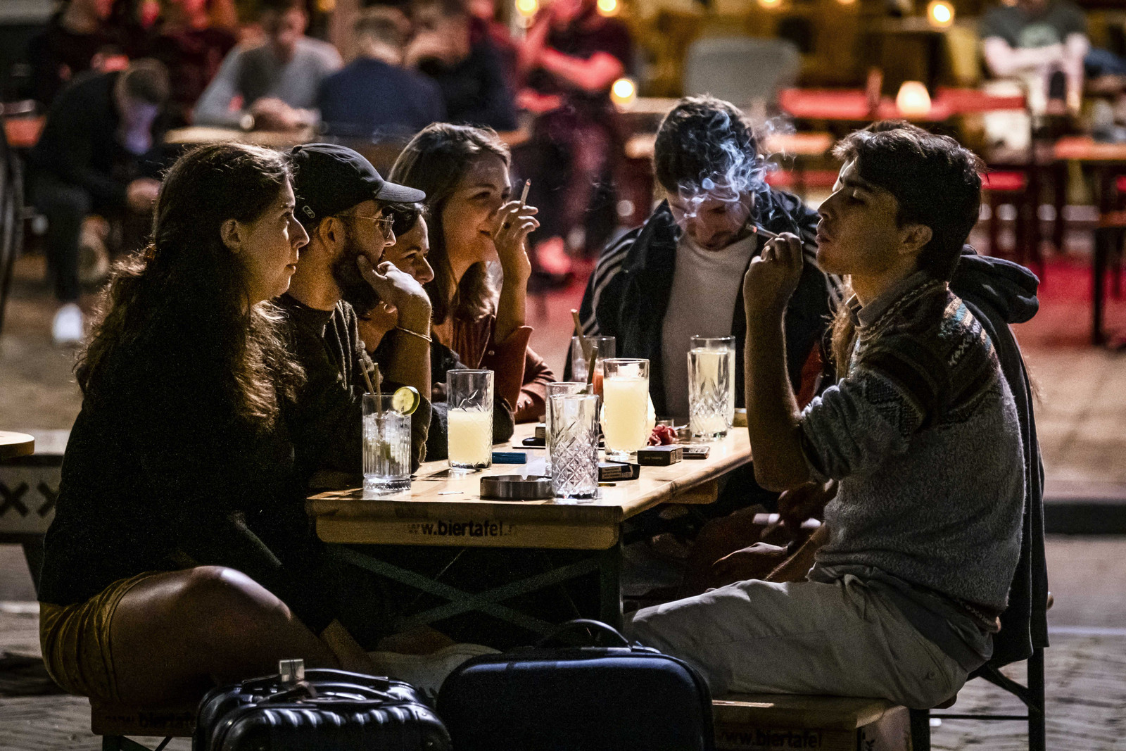 Jongvolwassenen op een terras op de Nieuwmarkt. Beeld ANP