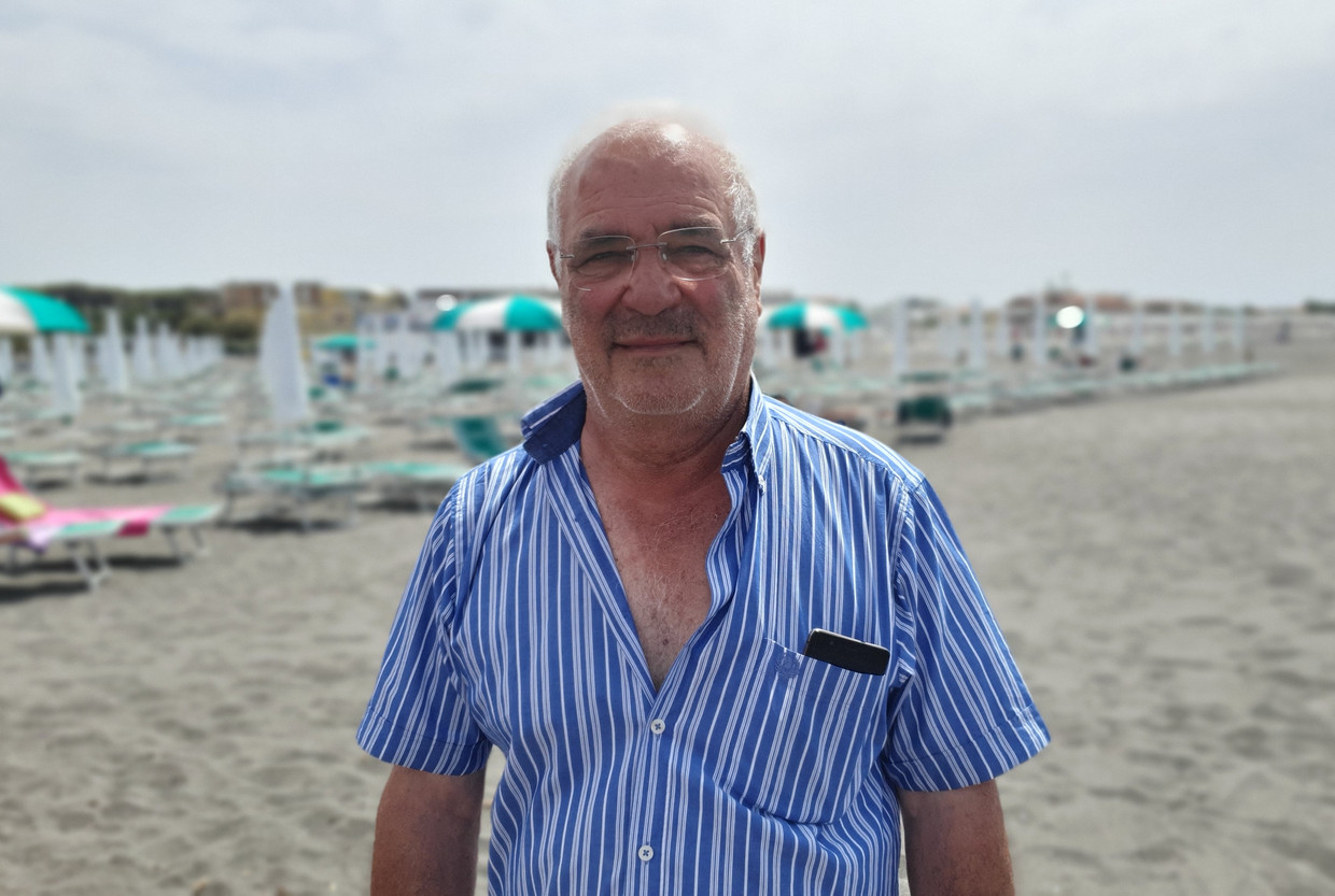 Francesco Brunori davanti alla sua famiglia sulla spiaggia.  Scultura di Pauline Valquinette