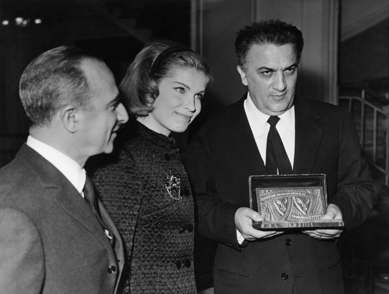 Da sinistra a destra: Alberto Lattuada, l'attrice Gunnell Lindblom e Federico Fellini nel 1964. Image Getty Images