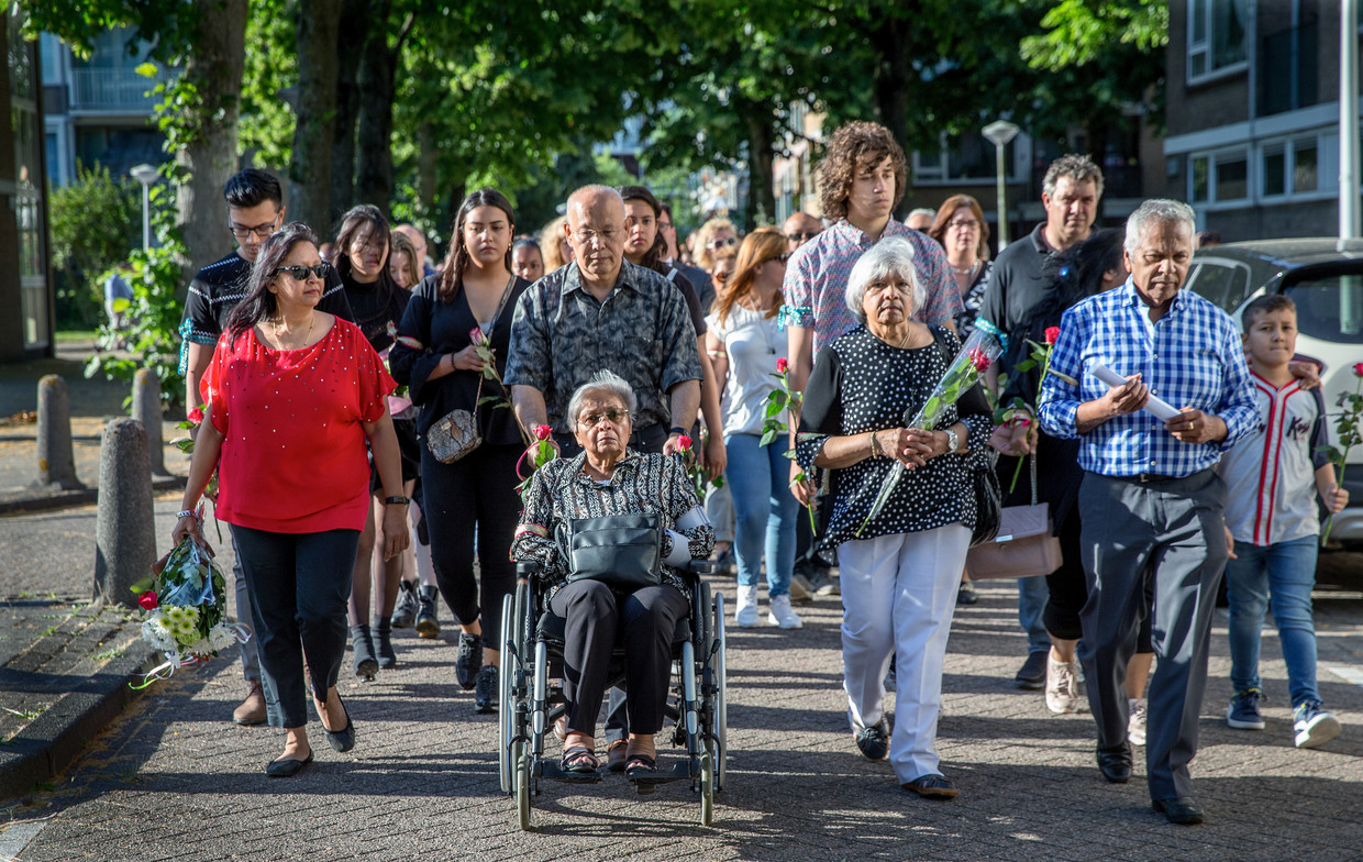 Eind juni werd door nabestaanden en buurtbewoners een stille tocht voor Rinia Chitanie georganiseerd. 
 Beeld Jean-Pierre Jans