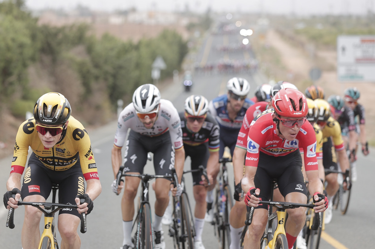 Sepp Koss (a destra) indossa la maglia rossa di leader, con il compagno di squadra Jonas Vingegaard all'estrema sinistra.  Foto di Manuel Brock/The Australian News Agency/EPA