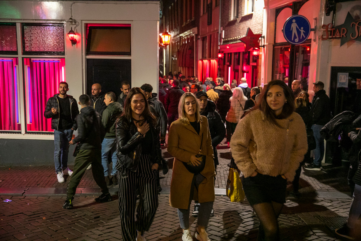 Dronken toeristen, boze bewoners na twaalven is de chaos compleet op de Wallen foto