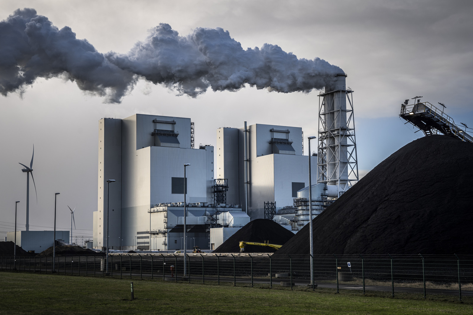 De elektriciteitscentrale van RWE in de Eemshaven werkt op zowel steenkool als biomassa.  Beeld Kees van de Veen/ANP