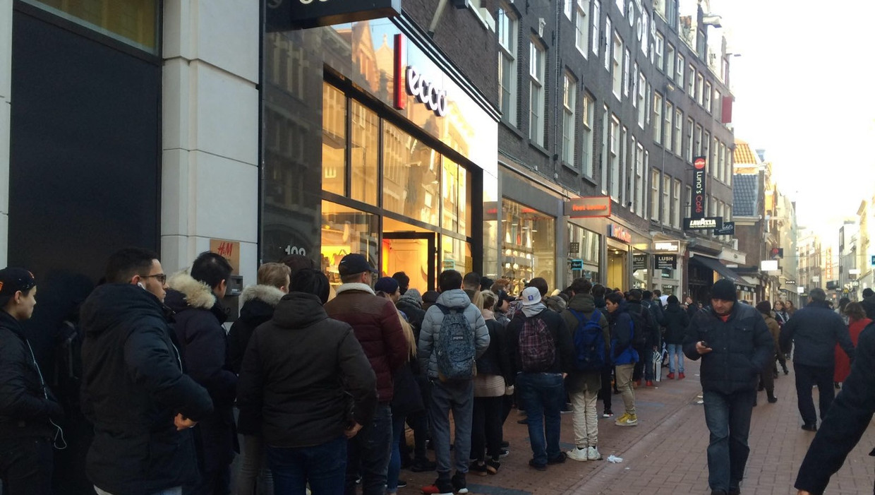 Vil Snor Van Lange rij in Kalverstraat voor exclusieve sneakers Kanye West