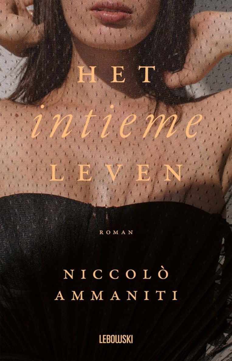 In de nieuwe roman van Niccolò Ammaniti duikt een oude seksvideo op van de echtgenote van de Italiaanse premier