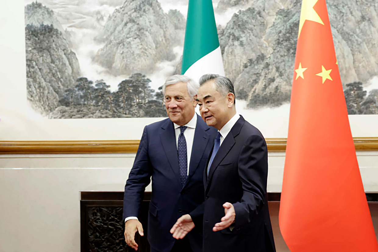 Il Ministro degli Esteri cinese Wang Yi ha incontrato a Pechino il Ministro degli Esteri italiano Antonio Tajani.  Immagine di AP