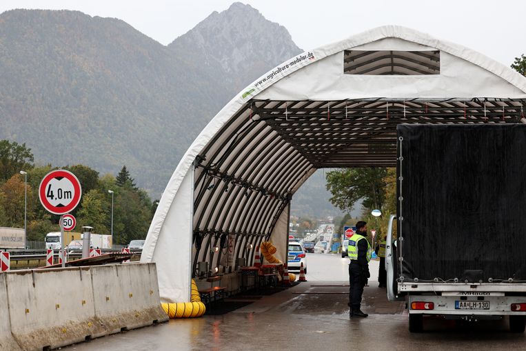 L’Italia vuole mandare i richiedenti asilo in Albania, ma l’UE non lo permette