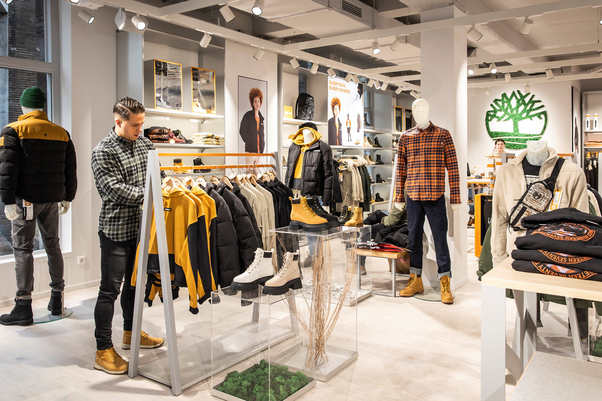 Dapper financieel Isaac Timberland brengt twee winkels in Amsterdam samen in één vestiging in de  Kalverstraat