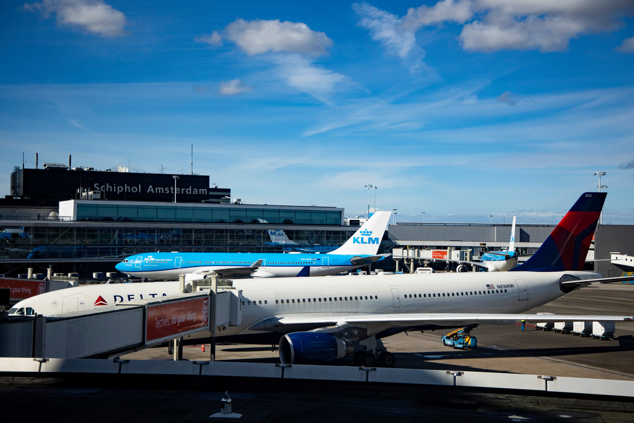Bij een alcoholcontrole van Luchtvaarttoezicht op Schiphol bleken twee medewerkers te veel alcohol op te hebben. Beeld NurPhoto via Getty Images